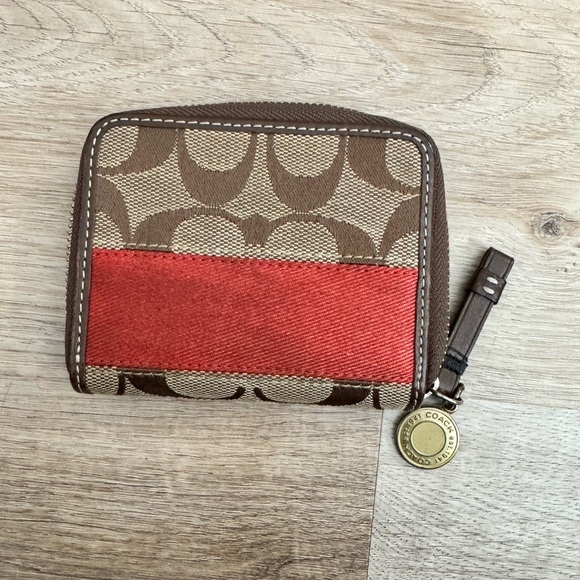 Essential Small Zip Around Card Case In Signature Canvas - Picture 8 of 9